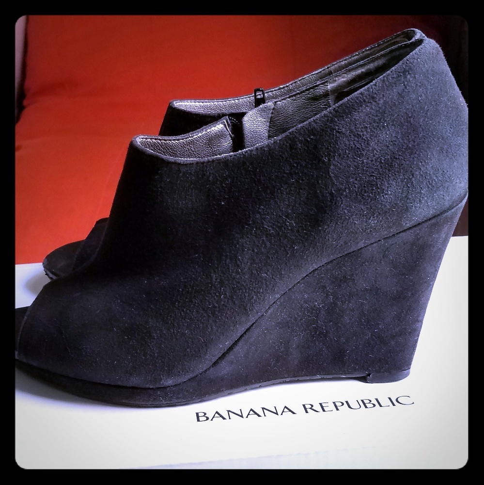 Banana Republic black suede wedge